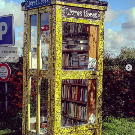 Photographie de la boite à livre de La Queue-Lès-Yvelines, située dans une ancienne cabine téléphonique réhabilitée