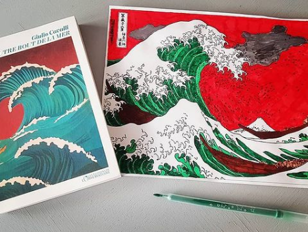 Photo mettant en scène la couverture du livre "A l'autre bout de la mer" avec un coloriage reprenant les thématiques et les teintes de la couverture