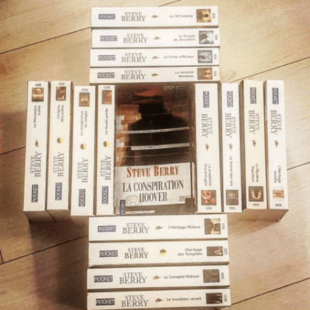 Photo du livre "La conspiration Hoover" de Steve Berry entouré des autres livres du même auteur pour le blog littéraire mangeurdelivres