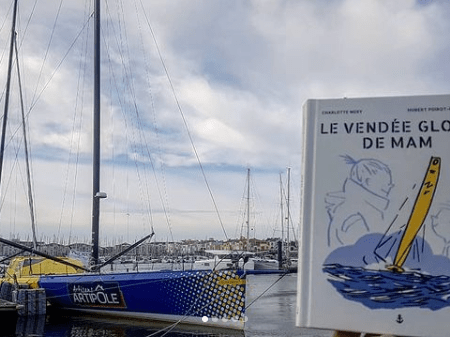 Photo du roman jeunesse "Le Vendée Globe de Mam" de Charlotte Méry et Hubert Poirot-Bourdain sur les pontons accueillant les bâteaux participant au Vendée Globe aux Sables d'Olonne pour le blog litéraire mangeurdelivres.wordpress.com