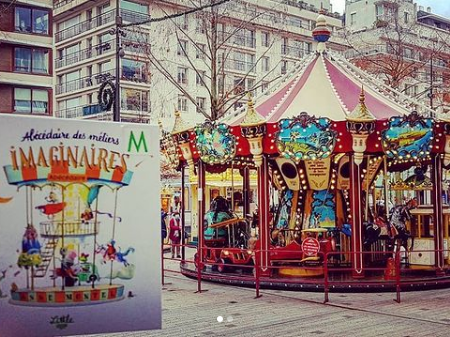 Photographie du livre Abécédaire des métiers imaginaires d'Anne Montel à côté d'un manège à Boulogne Billancourt pour le blog Mangeurdelivres.wordpress.com