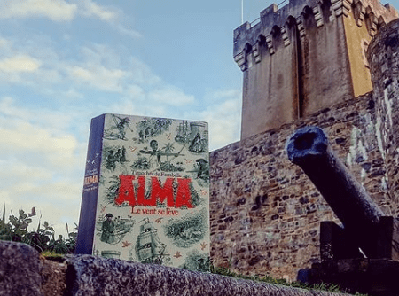 Photo du livre Alma Le vent se lève de Thimothée de Fombelle à côté des canons de la Tour d'Arundel à La Chaume, Les Sables d'Olonne, pour le blog littéraire mangeurdelivres.wordpress.com