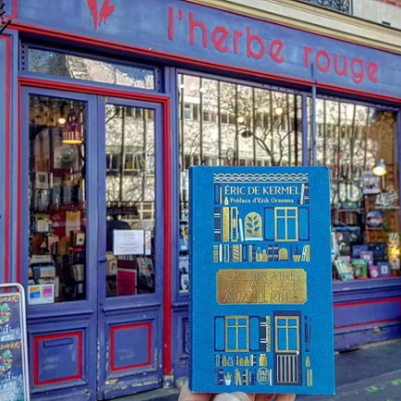 Photographie du livre devant la librairie de l'herbe rouge à Paris