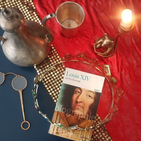Photographie du livre posé à côté de lorgnons, d'une chocolatière en argent, d'un bougeoir et d'une couronne de déguisement pour le blog littéraire mangeurdelivres