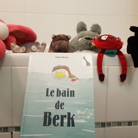 Photo du livre aec plusieurs peluches qui sortent la tête de ma baignoire, comme si elles étaient en train de prendre un bain