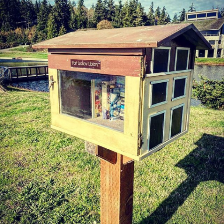 Boite à livres de Port Ludlow aux Etats-Unis qui prend la forme d'une petite maisonnette sur pieds