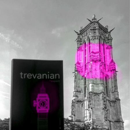 Photographie du livre à côté de la tour Saint Jacques à Paris.