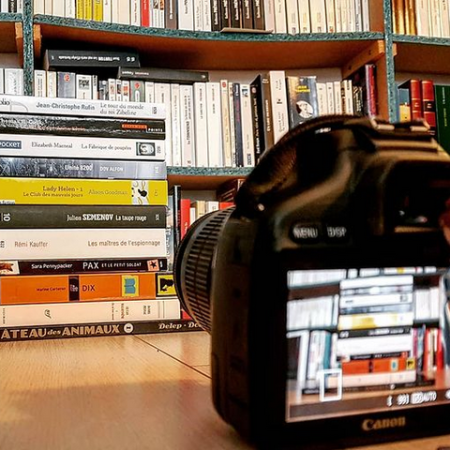 Photographie des piles avec au premier plan un appareil photo et un playmobil s'apprêtant à les prendre lui aussi en photo